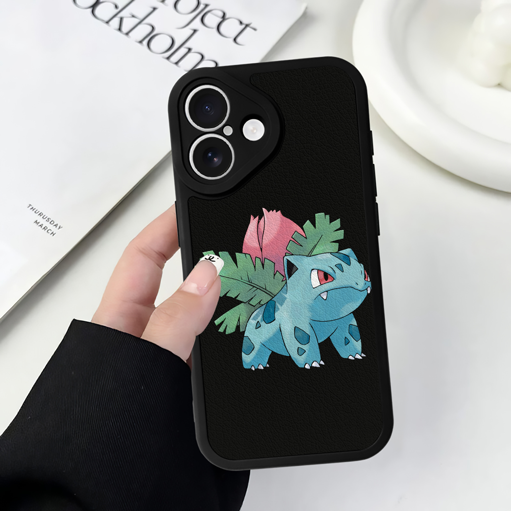 （画像用） ポケットモンスター Pokémon 【iPhone 16シリーズ対応】シリコンスマホケース（レザー調） 材質：シリコン